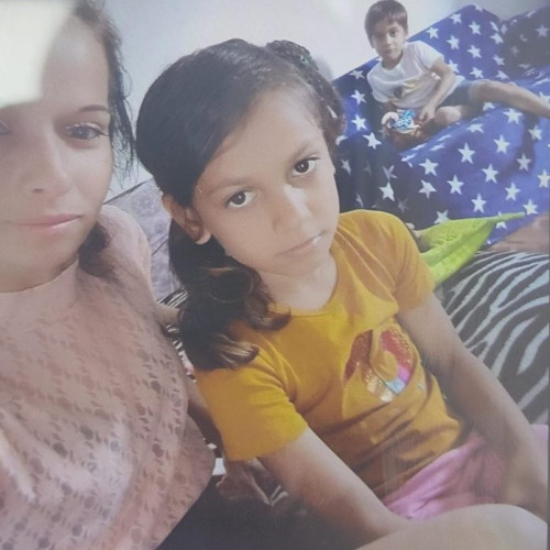Alertă națională: Mamă și cei 4 copii, plecați de la domiciliu. Polițiștii fac apel la martori pentru a-i găsi pe CIOBANU VALERICA și minori. Dacă aveți informații, contactați Poliția sau apelați 112.(SURSA: IPJ Vrancea)".
