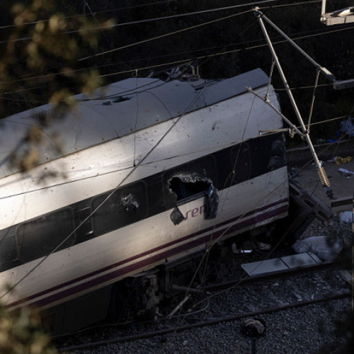 Salvatorii folosesc utilaje grele după coliziunea trenurilor din sudul Spaniei