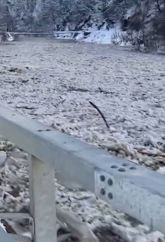 Gerul din Maramureș a creat un pod de gheață periculos pe râul Vaser