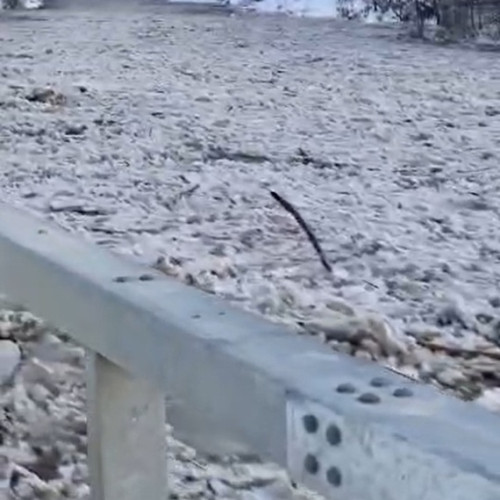 Gerul din Maramureș a creat un pod de gheață periculos pe râul Vaser