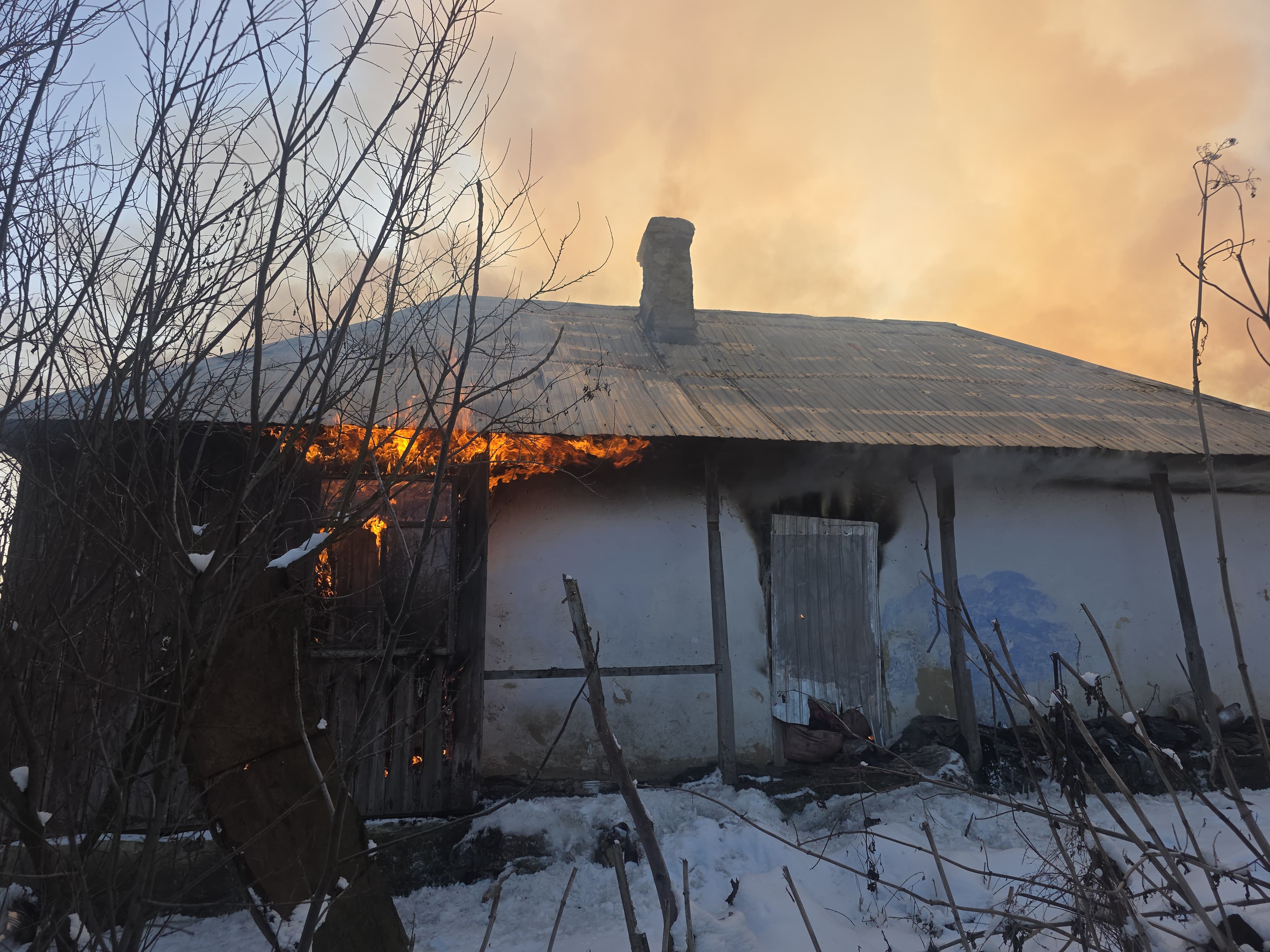 Tânăr de 20 de ani cu arsuri după un incendiu în casa sa din Ibănești