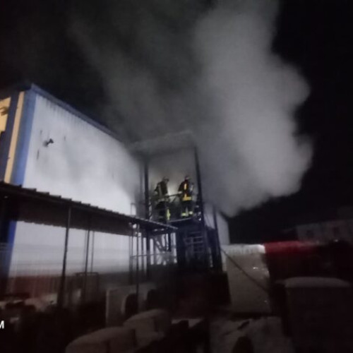 Un pompier și un muncitor au suferit arsuri în incendiul de la abatorul din Gheorgheni