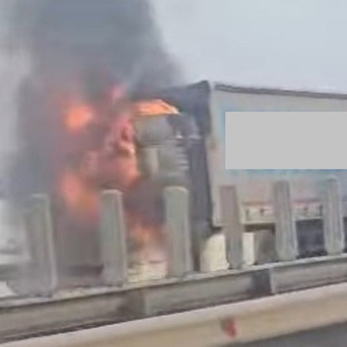 Un TIR a luat foc pe autostrada A1 în zona Săliște; traficul este restricționat