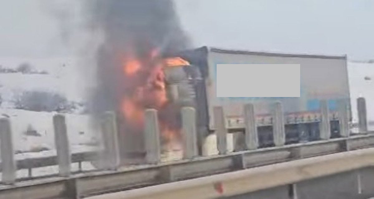 Un TIR a luat foc pe autostrada A1 în zona Săliște; traficul este restricționat