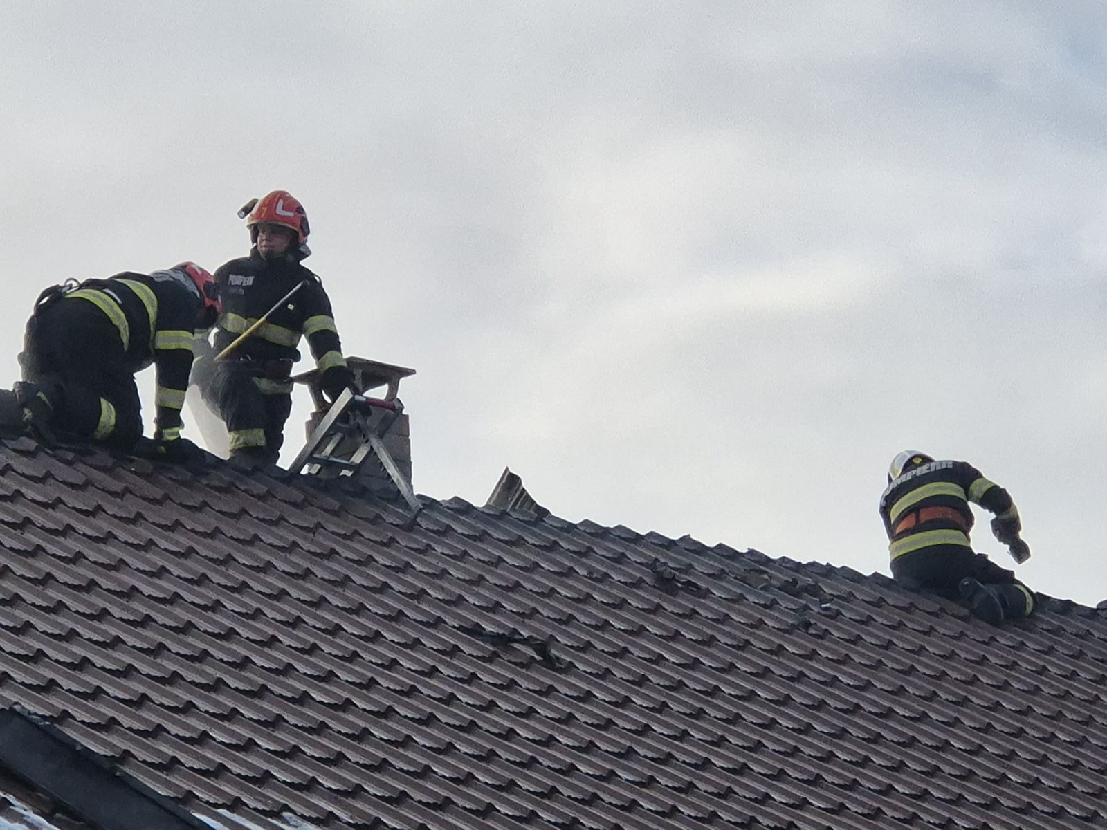 Pompierii au salvat o casă din Oroftiana de la un incendiu izbucnit lângă coșul de fum