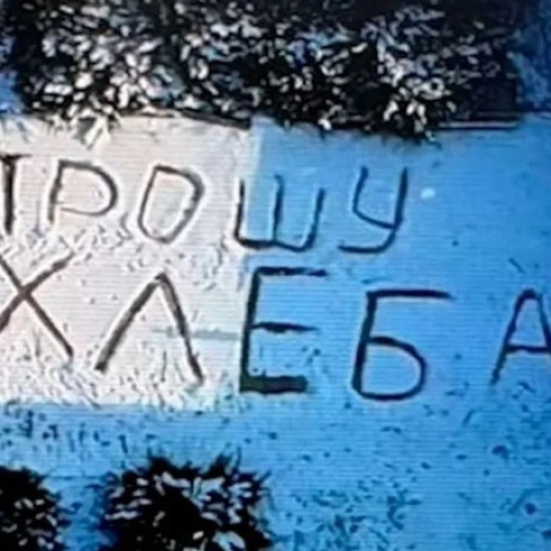 Soldații ucraineni trimit alimente unei bătrâne dintr-o zonă tampon a frontului