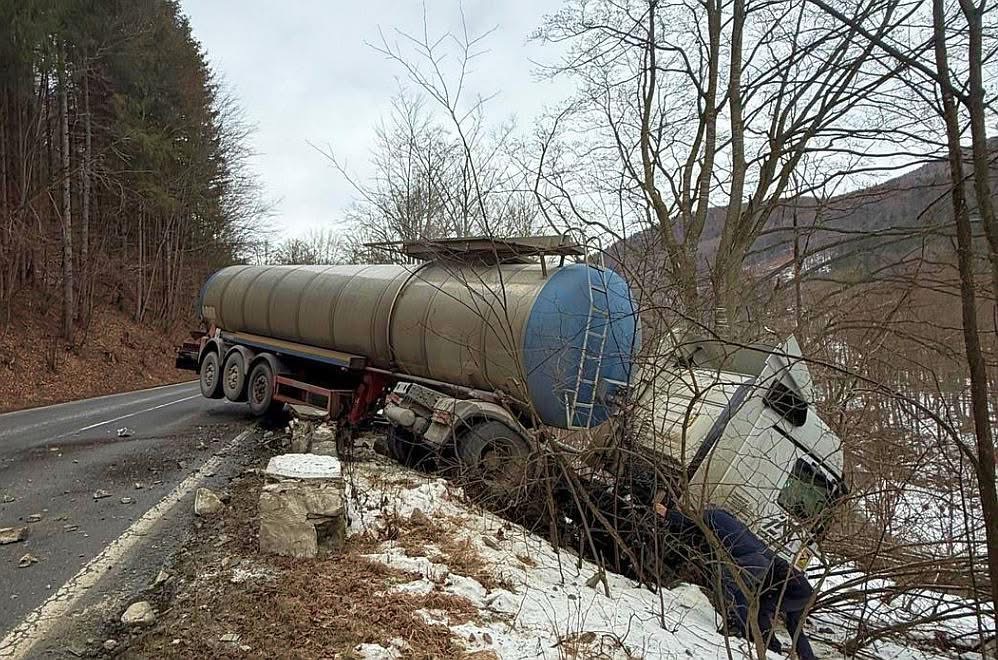 Trafic restricționat pe DN1A în zona Măneciu din cauza unei cisterne derapate