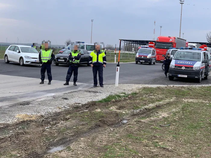 Autoritățile austriece caută o îngrijitoare română după găsirea unui nou-născut mort lângă un coș de gunoi