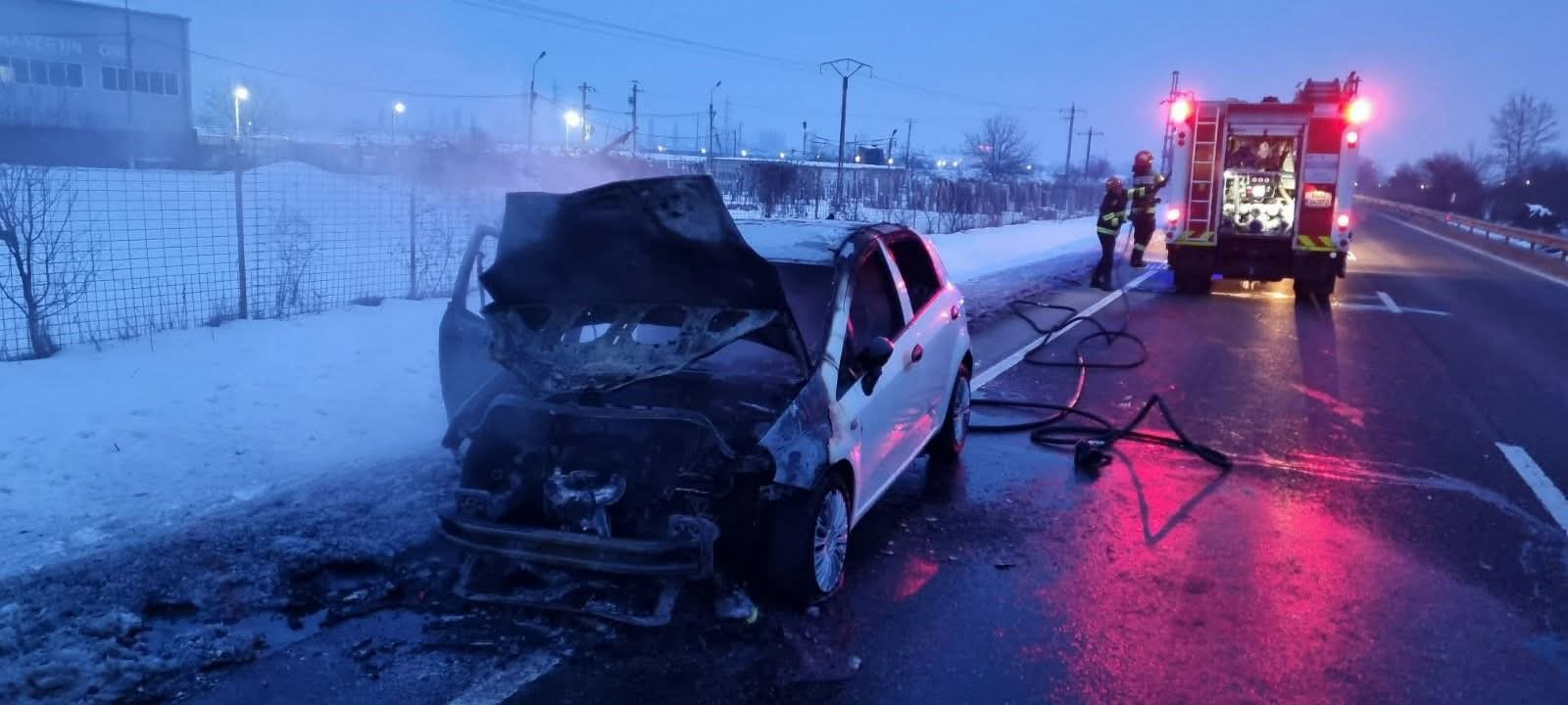 Pompierii din Deva au intervenit pentru stingerea unui incendiu la un autoturism pe DN 7