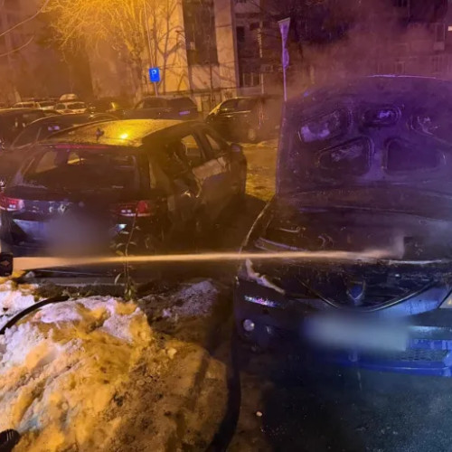 Flăcările au cuprins trei mașini în Mănăștur, iar un șofer a suferit arsuri