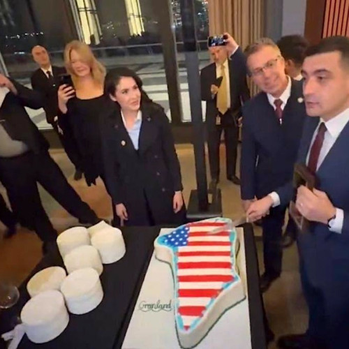 George Simion taie un tort în formă de Groenlanda și provoacă reacții în România