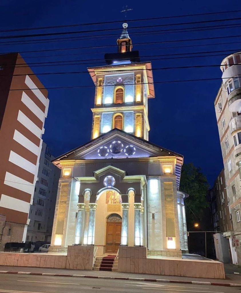 Geamurile unei biserici din Târgu Jiu, sparte în timpul nopții