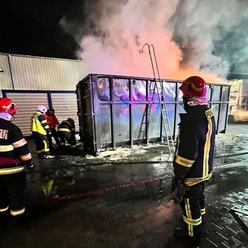 Pompierii au stins un incendiu la un container din Parcul Industrial Sud Satu Mare