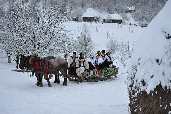 Maramureșul găzduiește tabăra de creație populară „Albastru Rural” pentru pasionații de folclor