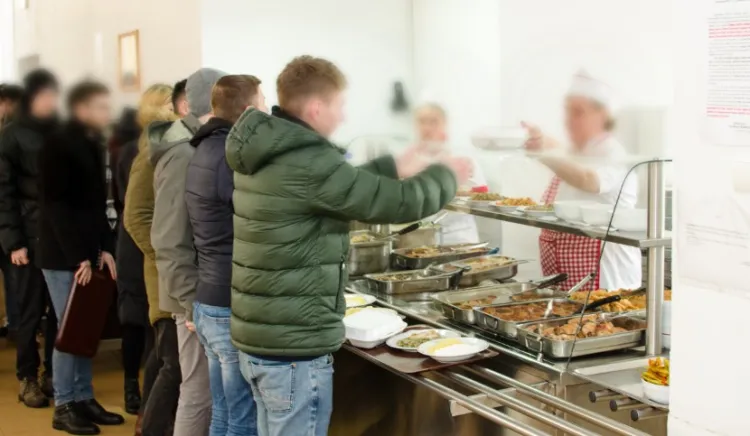 Universitatea de Medicină din Cluj oferă mese accesibile și modernizează căminele studențești