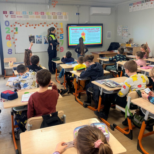 Polițiștii din Alba Iulia desfășoară activități pentru siguranța rutieră a elevilor