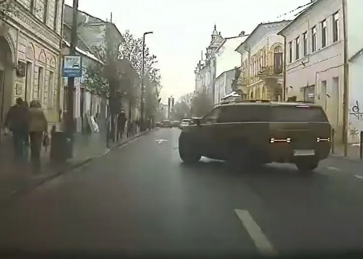 Accident ciudat în Cluj-Napoca: SUV-ul Hyundai a virat brusc și a provocat impactul pe strada Napoca