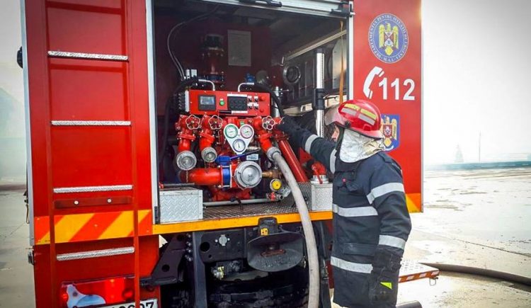 Pompierii intervin pentru stingerea unui incendiu la o cabană din Târgu Lăpuș