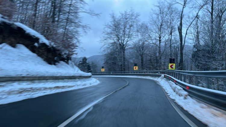Autoritățile avertizează asupra condițiilor meteo dificile și a stării drumurilor în zona montană