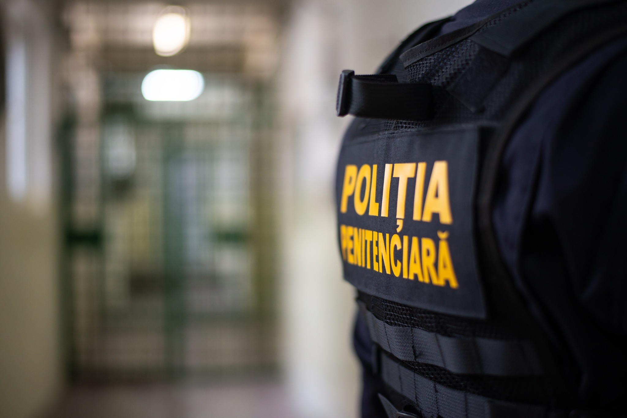 Un bărbat din Vatra Moldoviței începe o detenție de aproape 3 ani pentru infracțiuni rutiere