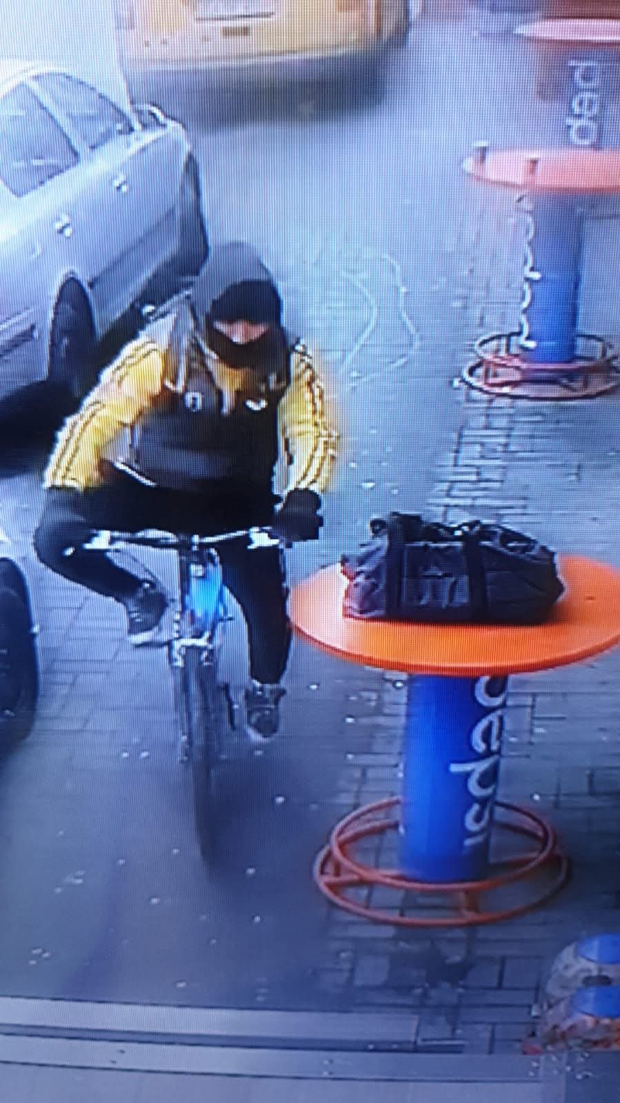 Un bărbat a furat o geantă de pe masa unui magazin din Târgu Jiu