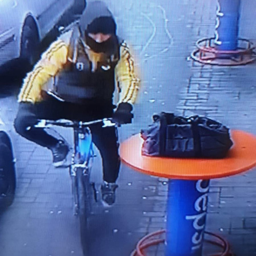 Un bărbat a furat o geantă de pe masa unui magazin din Târgu Jiu