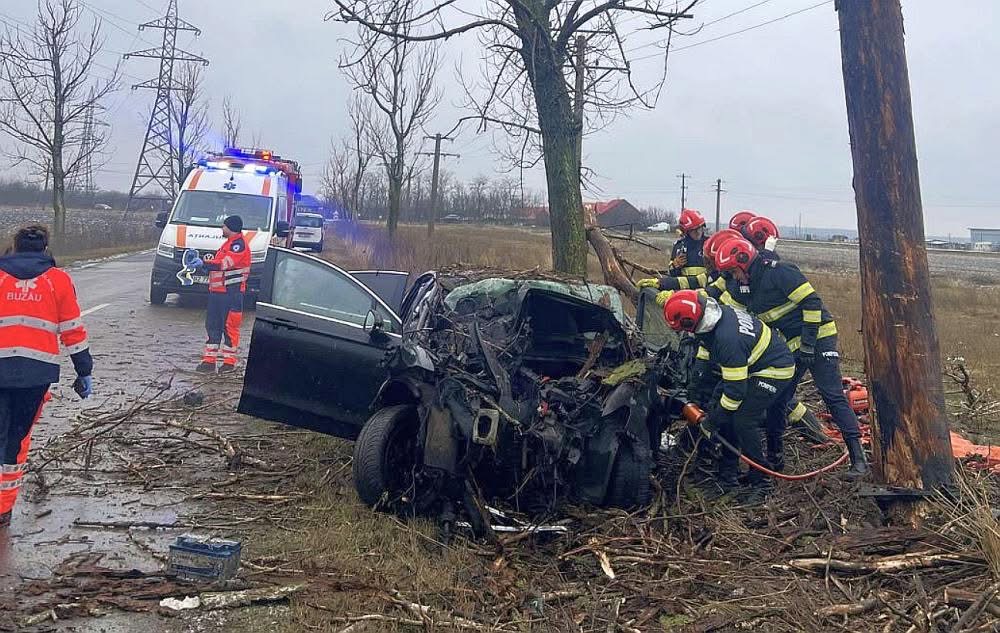 Bărbat de 50 de ani a murit după ce a lovit un copac la Maxenu, Buzău