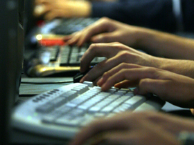 România se confruntă cu un val de dezinformare alimentat de algoritmi și lipsa alfabetizării digitale