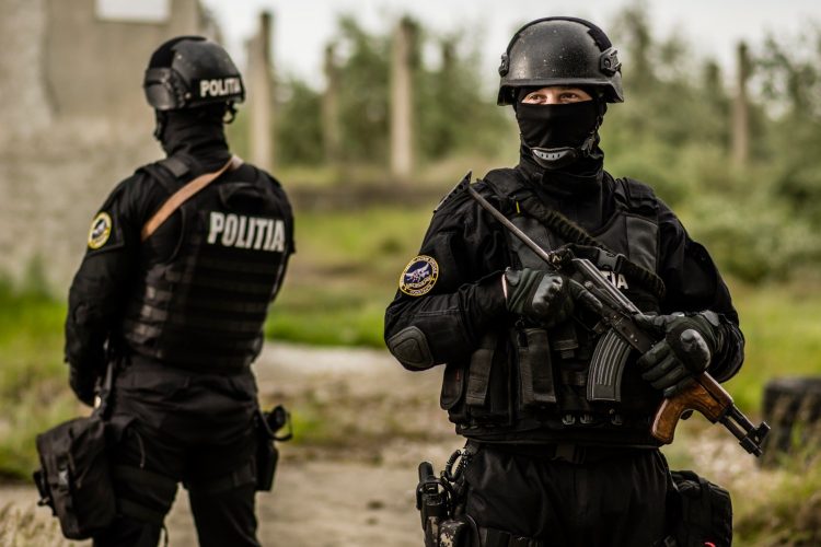 Procurorii DIICOT și poliția au destructurat o platformă online de contractare a asasiniilor