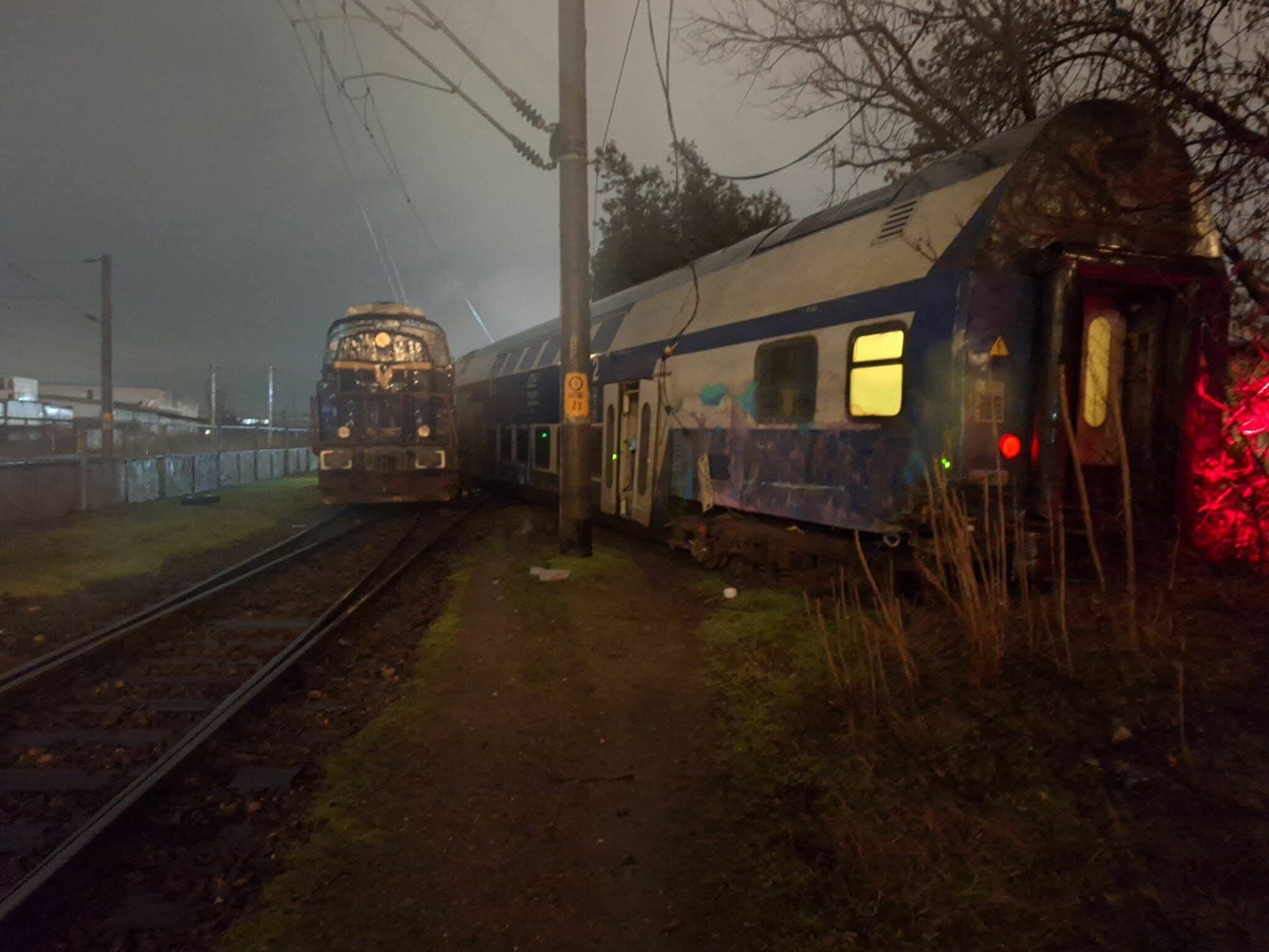 Locomotivă și tren CFR Călători s-au ciocnit în stația Buzău, provocând deraieri