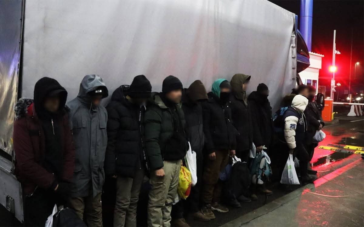 Polițiștii de frontieră din România și Bulgaria depistează 11 migranți africani într-o autoutilitară la Calafat