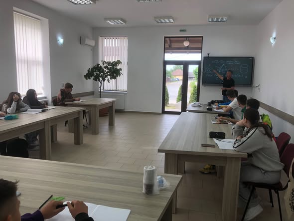 Primarul din Cicârlău oferă meditații gratuite la matematică în sala de ședințe a primăriei