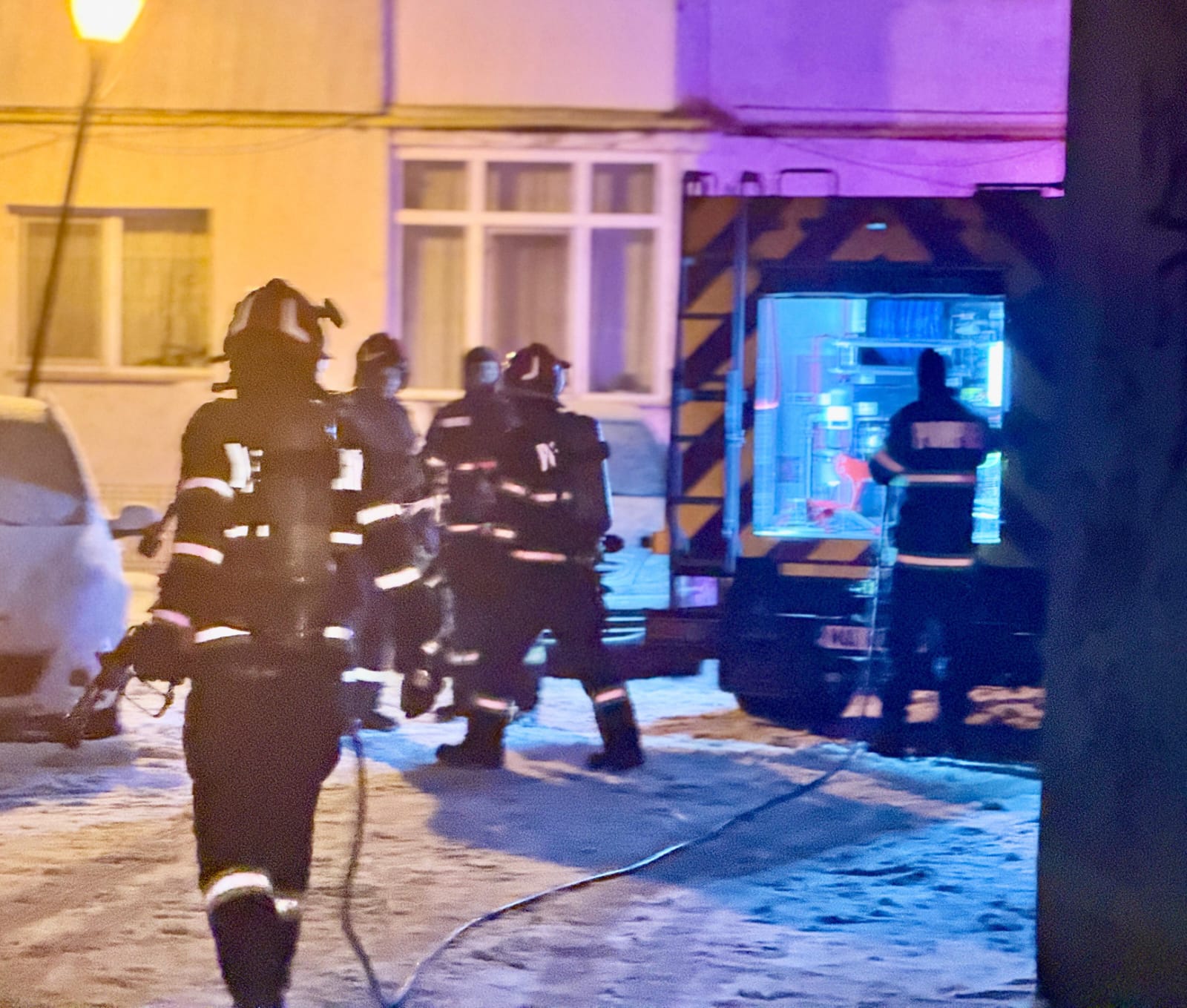 Locatarii unui bloc din Botoșani au alertat pompierii din cauza fumului gros