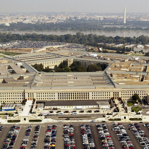 Pentagonul propune tinerilor să învețe programare în loc să se înroleze în armată