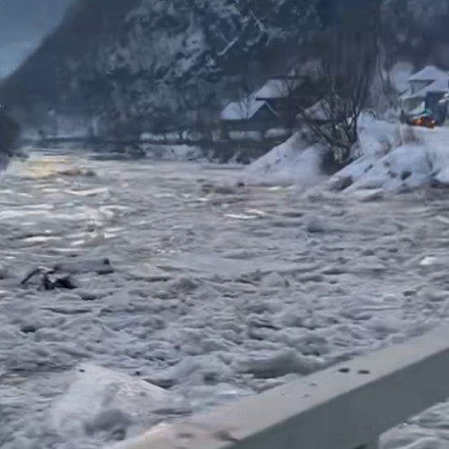 Vremea a fost mai caldă, cu precipitații mixte și zăpadă consistentă în zone montane