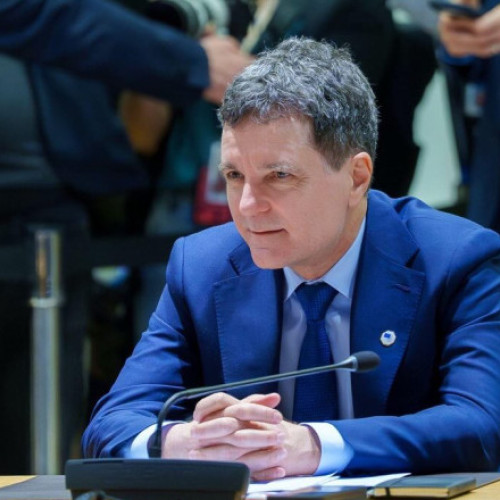 Președintele sfătuiește tinerii să studieze primii ani de facultate în România