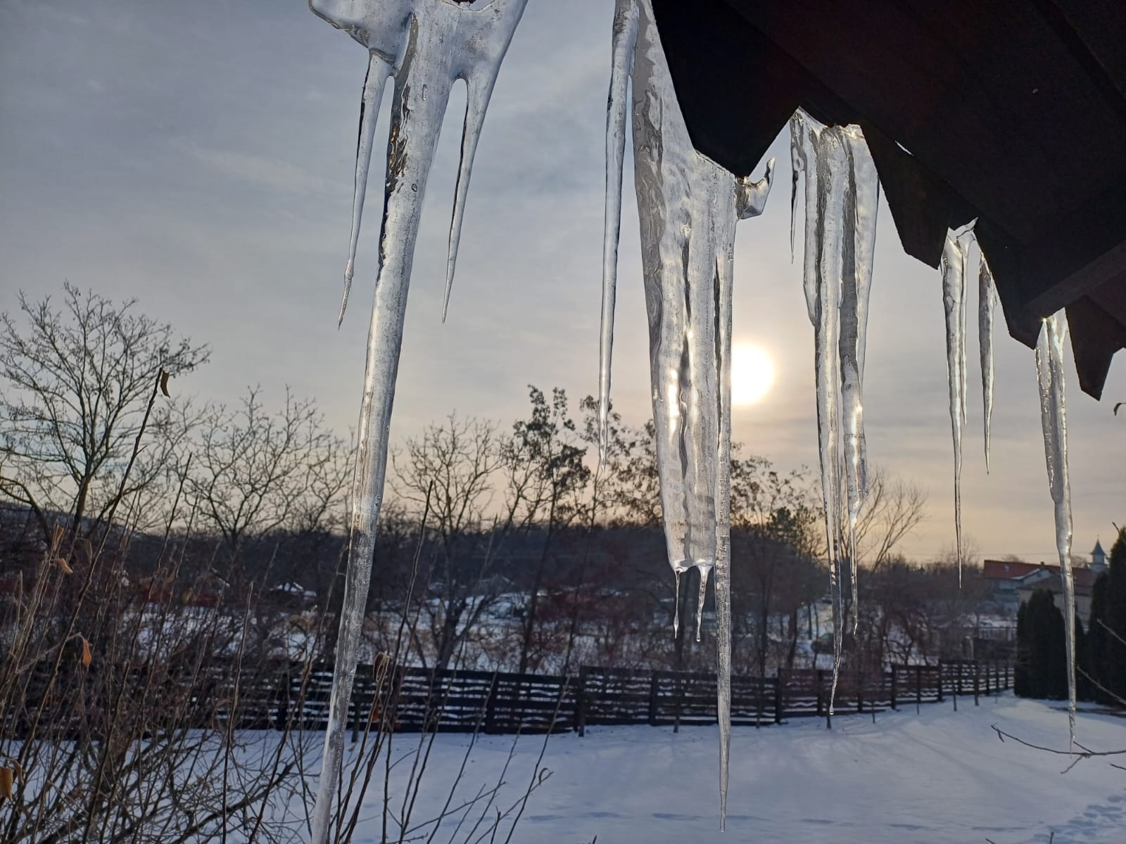 Temperaturi peste media sezonului și precipitații excedentare în următoarea lună