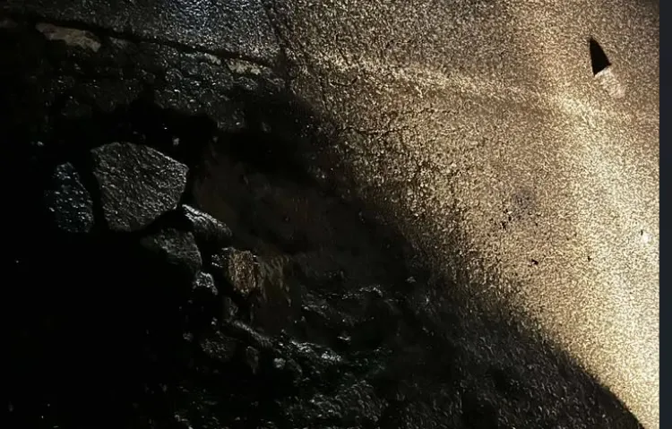 Crater reasfaltat pe Calea Dezmirului din Cluj se deteriorează rapid