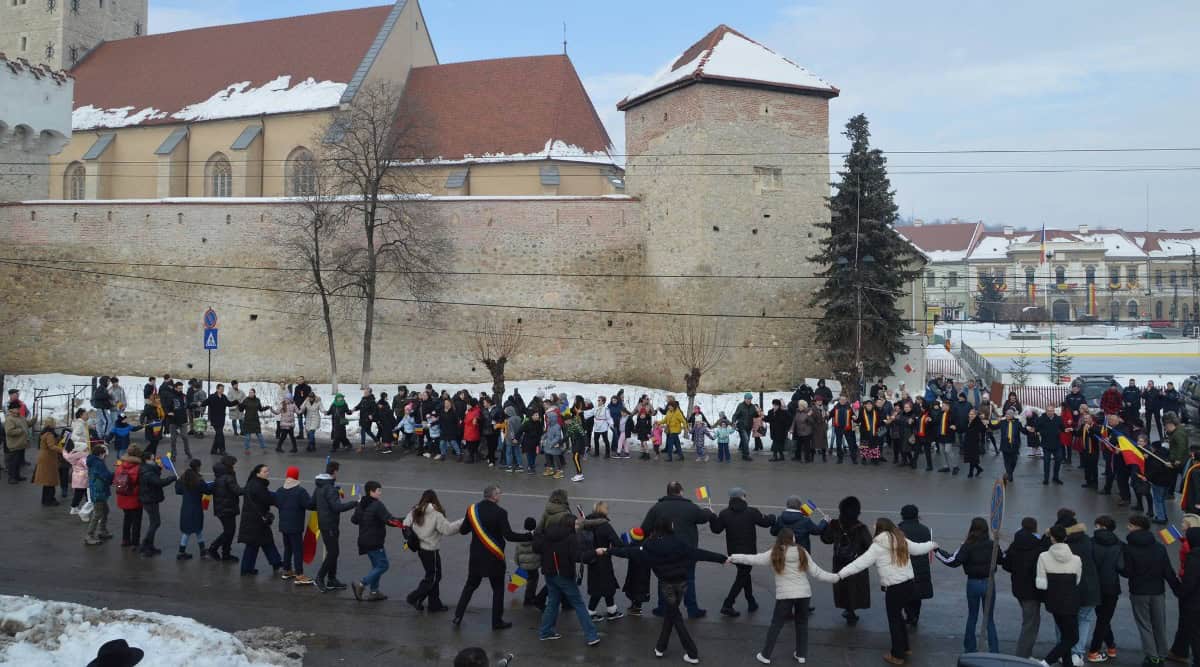 Locuitorii din Aiud au celebrat Ziua Principatelor Române prin Hora Unirii