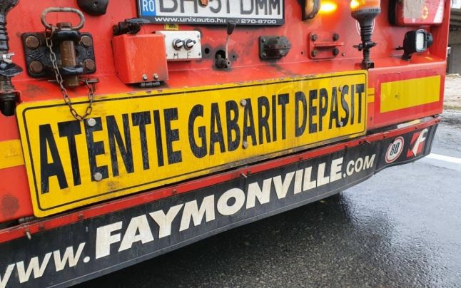 Transport agabaritic de 93 de tone traversând mai multe drumuri naționale și autostrăzi