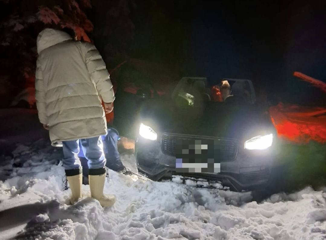 Jandarmii au salvat patru turiști rămași blocați cu mașina pe un drum înzăpezit