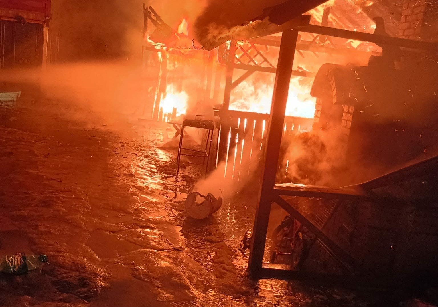 Pompierii au intervenit la un incendiu într-o casă din Laloșu