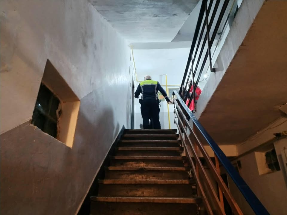 Bărbat găsit mort în scara unui bloc din Botoșani, anchetă deschisă