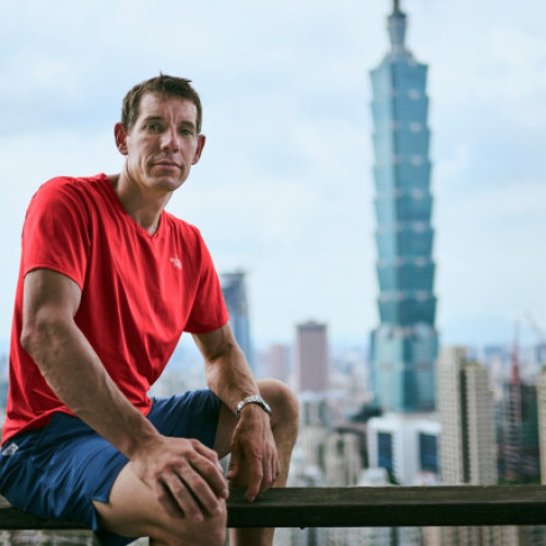 Alex Honnold a urcat fără echipament pe zgârie-noriul Taipei 101