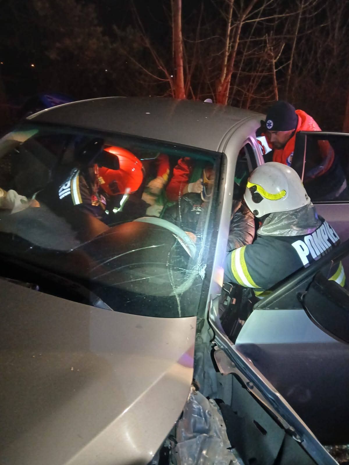 Șofer rănit într-un accident la sensul giratoriu din Petroșani