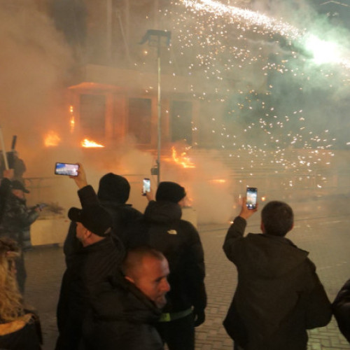 Mii de oameni au protestat la Tirana, iar violențele au dus la arestări și răniți