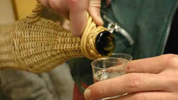 Bărbat din Turceni condamnat pentru furt de țuică și suc într-o curte privată