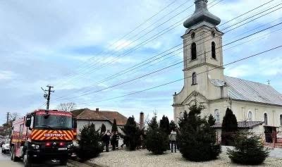 Pompierii din Lugoj au stins un incendiu la o biserică din Sacoșu Mare