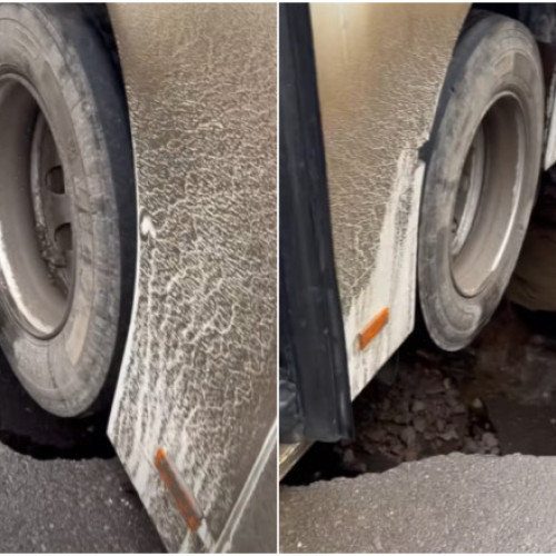 Autobuz cu pasageri blocat într-o groapă uriașă în Brăila