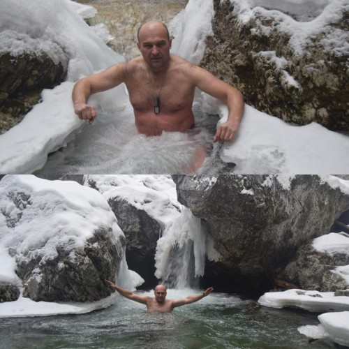 Bărbat face baie în ape aproape înghețate ale râului Olteț în Gorj